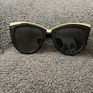 Elegant Black and Gold Women's Sunglasses
